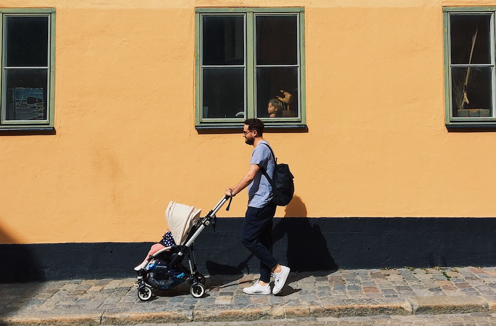 Voyager avec bébé en ville : les moyens de portage pour ne pas s'encombrer d'une poussette