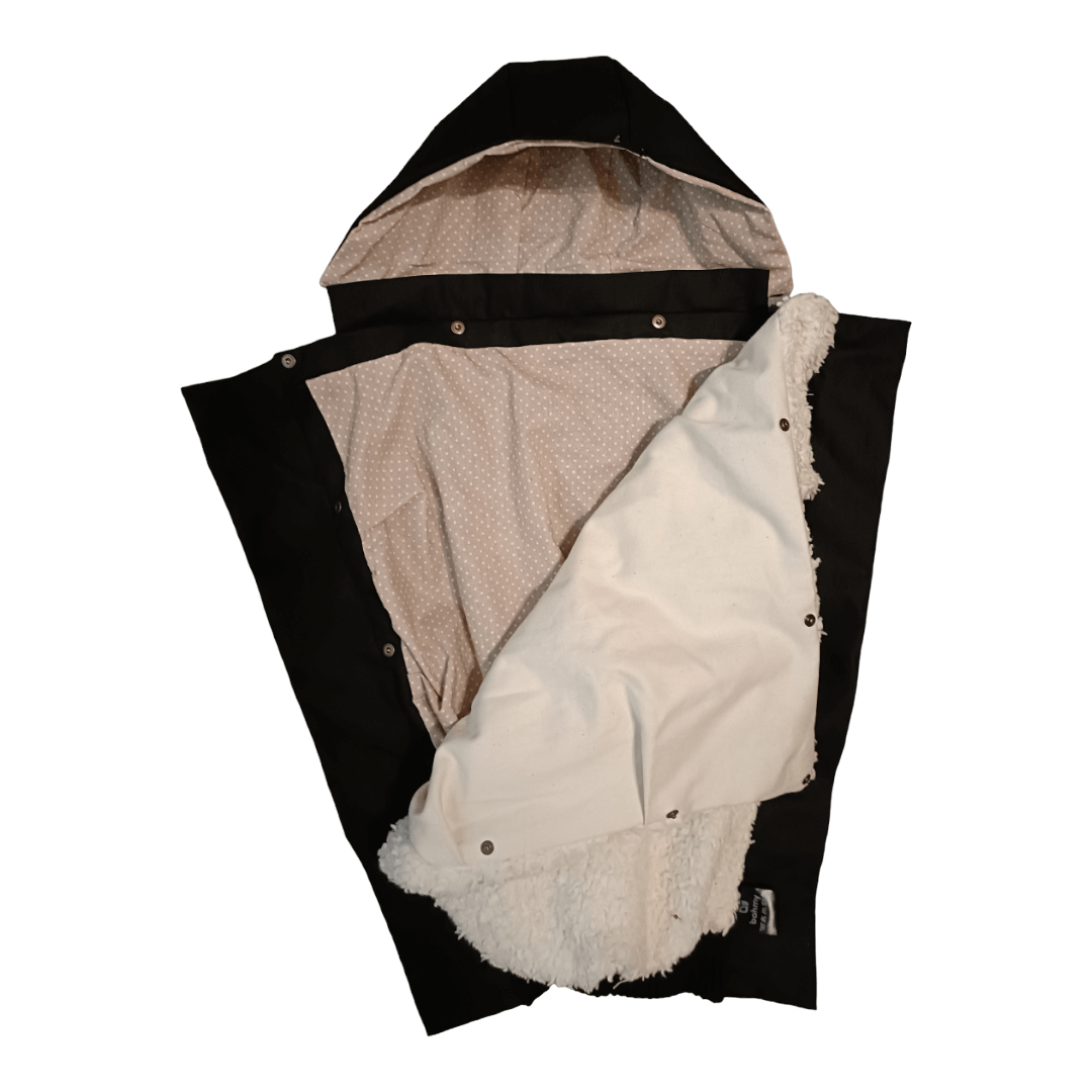 L'extension de manteau bohmy comme le manteau de portage vient se mettre au-dessus d’un porte bébé, quel qu'il soit, afin de garder bébé au chaud