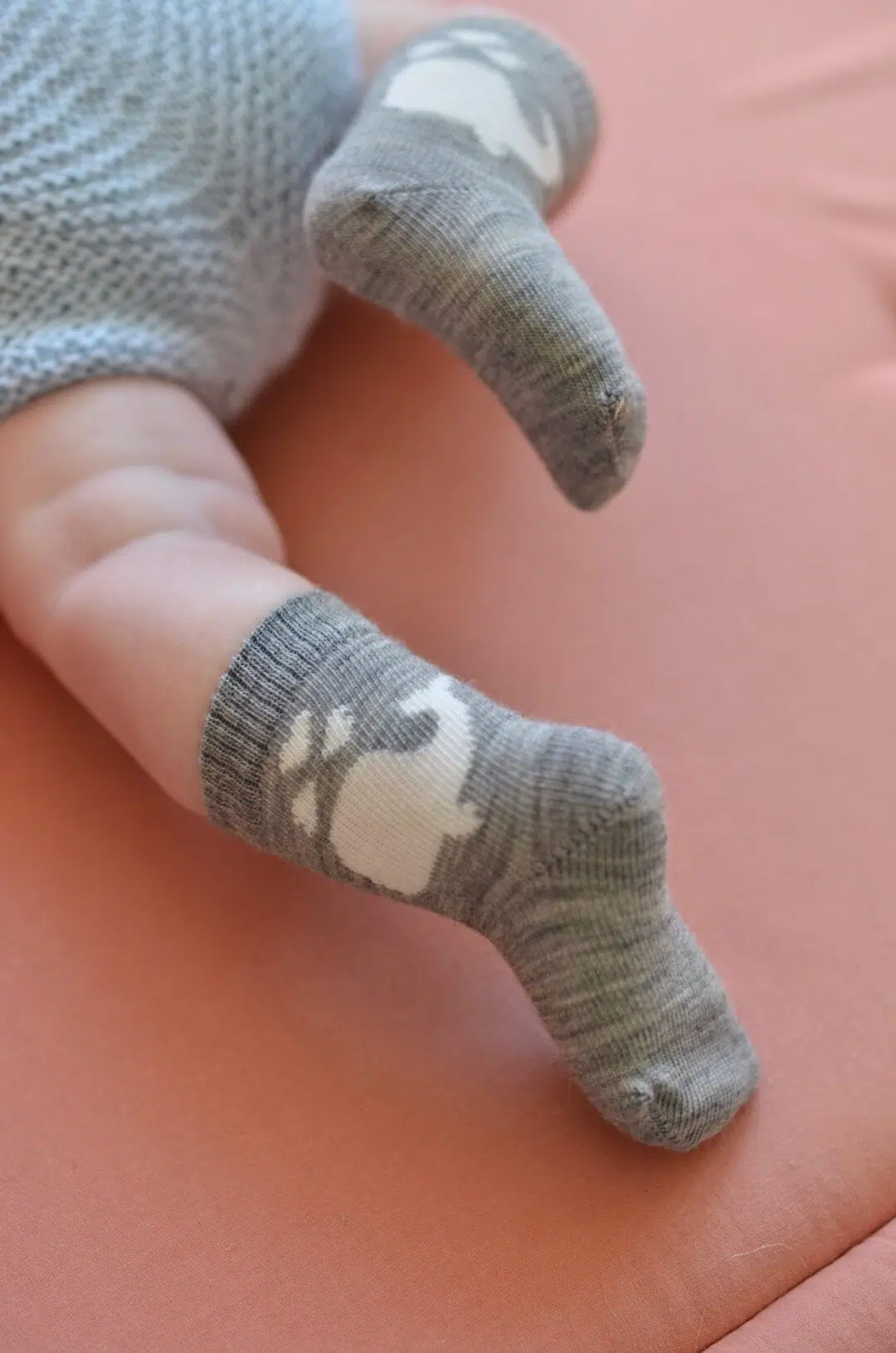 chaussettes nourrissons grises qui ne roulent pas et qui gardent les pieds de bébé au sec