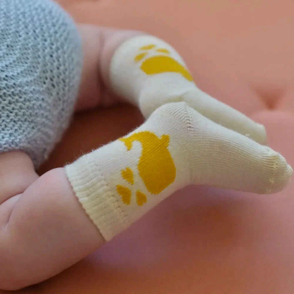 Des chaussettes en laine mérinos pour garder les petits pieds de bébé au chaud et au sec !