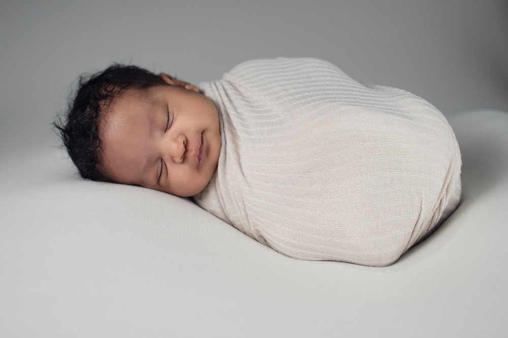 protéger bébé des moustiques en l'emmaillotant